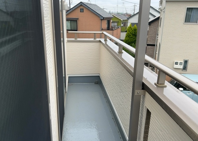 バルコニーは、室外の専用スペースのうち、「屋根がなく開放された空間」であるものを指します。ベランダより広いタイプのものが多く、日当たりもよいため家庭菜園などを楽しみたい人にとって適した環境となります。