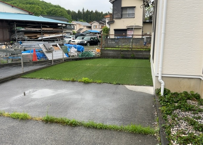庭があることでガーデニングや家庭菜園はもちろん、こどもの遊び場やペットを放して遊ぶことができます。また、家の周囲に余裕があるということです。隣地との間があれば、十分な日当たりと、風通しが確保できます。