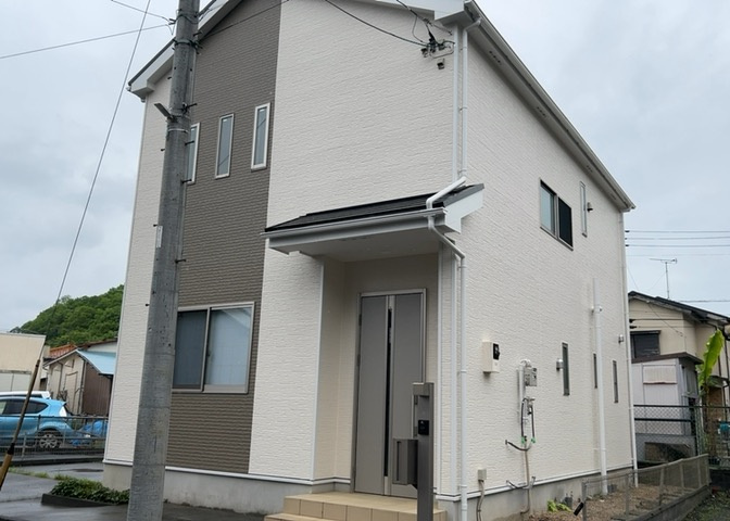 住宅用の土地では前面道路に2m以上接していなければならないと法律で定められています。しかし、お持ちの車のサイズやライフスタイルなどにより、2mでは利便が悪い場合もございますので、事前に確認しましょう。
