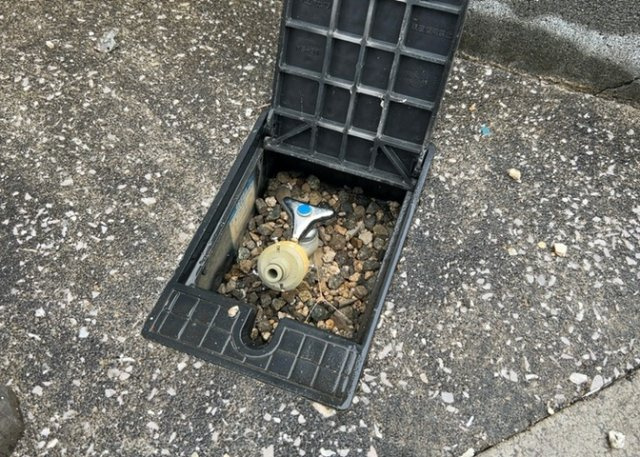 敷地内に散水栓や立水栓があると便利です。水道水を直接利用できるため、水を運ぶ手間を省くことが出来ます。大量の水を必要とする洗車作業や清掃などに役立ちます。その他設備とあわせて、現地でご確認ください。