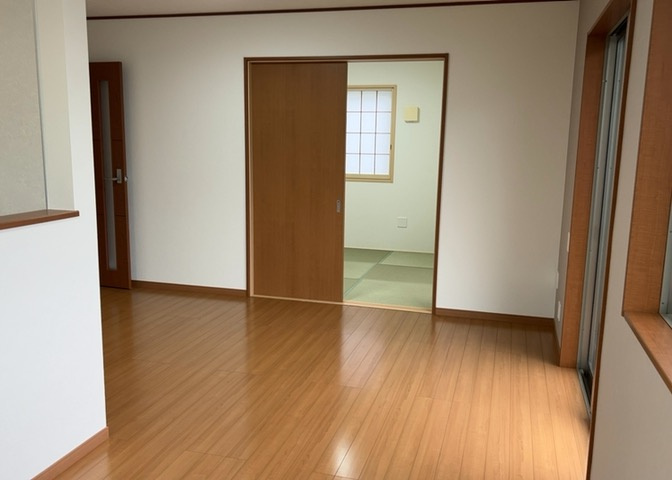 L型アイランドタイプは、キッチンからダイニングにもリビングにも目が行き届くので、とても使いやすい配置です。L字型独立タイプは、キッチンを独立させてるためLDKというよりもLDといった様なイメージです。