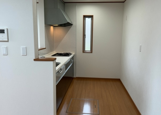 DKの物件でも広く見せたい方は、ダイニングスペースを広く使えるように工夫しましょう。低めのダイニングソファを置くと、家具の圧迫感が減り、広く見せることができ、ダイニングをリビングのように使用できます！