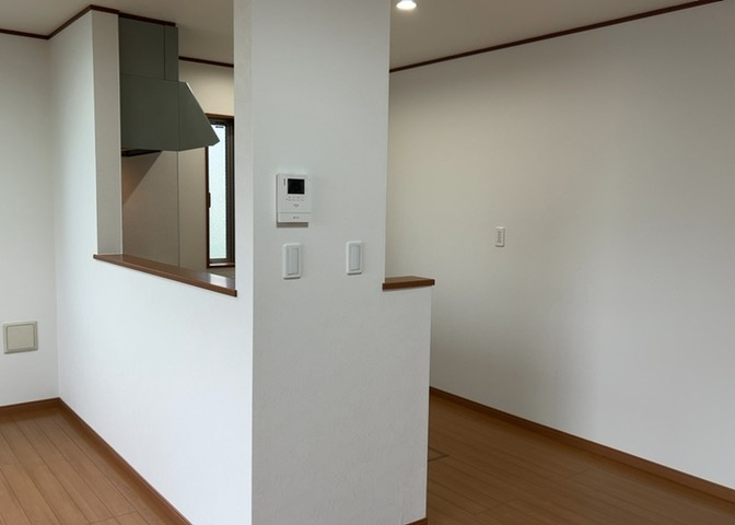 ダイニングとキッチンの間を扉や壁などで仕切らず、一体化させた間取りです。キッチンカウンターがついている物件ならば、食事をキッチンカウンターで取ることで、ダイニングスペースをリビングとして使用できます。