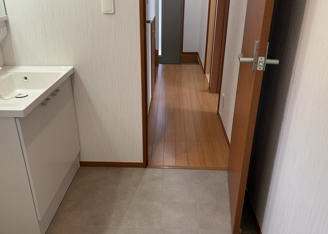 多くの戸建て住宅で見かける洗面脱衣所は、洗面台と洗濯機が2畳ほどのスペースに並べられていて、洗面所が脱衣所を兼ね備えている間取りが一般的です。お客様が利用することもある、パブリックな空間でもあります。