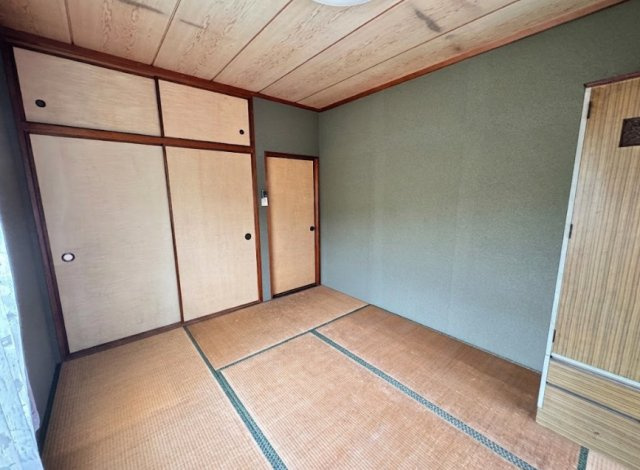 木目の天井と落ち着いた色合いが調和した和の趣を感じられる2階の和室。押入が設けられているため布団や季節用品などを収納でき室内をすっきりと保ちやすいのもポイント。ライフスタイルに合わせて使いやすい一室。