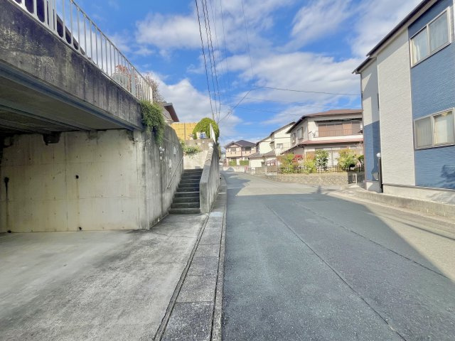 住民の方が主に利用する交通量少なめの道路に面してます。