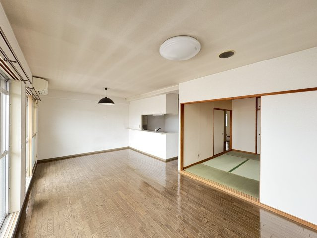 キッチンはカウンタータイプでリビングとの一体感もあり、家事をしながら家族との会話も弾みます。隣接する和室を開放すれば、さらに空間に広がりが生まれます。家族のコミュニケーションが取りやすい空間ですよ。