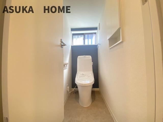 新規交換済♪ウォシュレット内蔵の最新トイレ設備です。窓もあり開放感と清潔感のある空間です。
