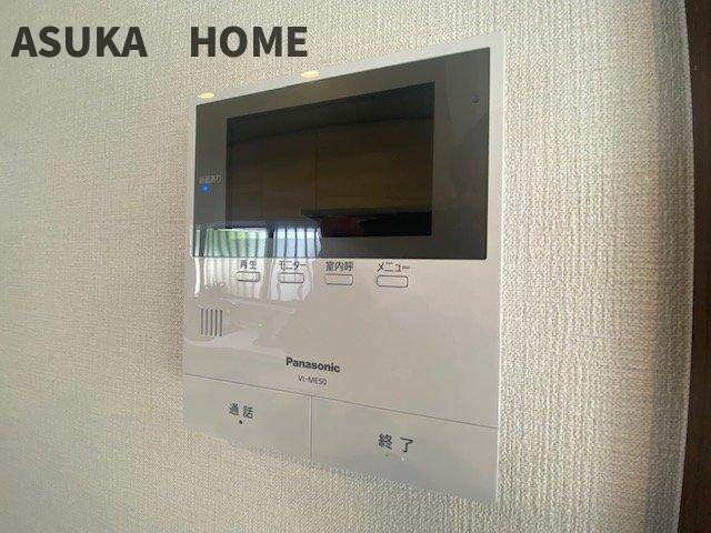 TVモニター付インターホンになります。防犯には欠かせない設備です。