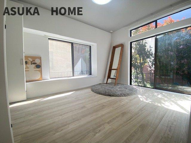 1Fにあるお部屋は窓から庭が見えて、開放感のある空間です。庭にも出入り出来て楽しみも増えそうです。