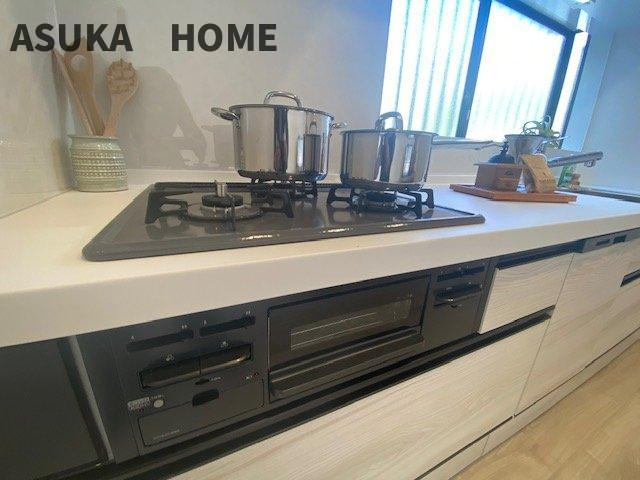 3口コンロとグリル付きは、お料理のレパートリーも増えそうですね。