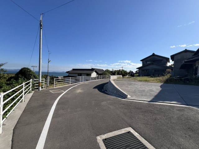 陽当たりの良い前面スペースは、日中も明るさに包まれ快適な住環境を実現。新しく整備された道路に面しているため、日常生活の動線もスムーズです。駐車や荷物の搬入も便利で、安心して暮らせる基盤が整っています。