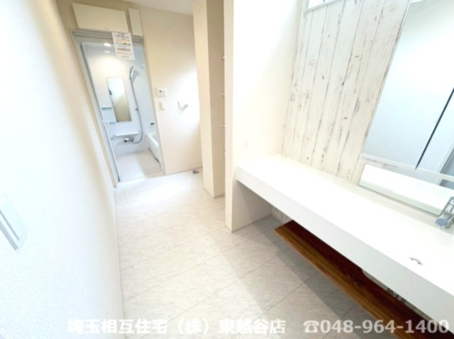 幅約1800の洗面台と可動棚付き　約4帖の広々洗面脱衣所