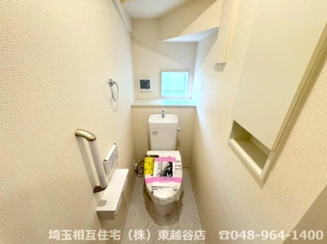 埋込収納に手摺付きのお手洗い