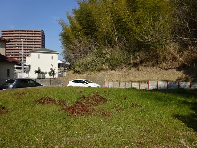 南側からのアングル。日当たり良好。　【建築条件なし】建築しやすい高台の整形地！　2階建ての住宅から眺める眺望は日々の疲れを癒します♪　閑静な住宅地に付き子育て環境も良好！　長浦駅まで徒歩約5分で便利！