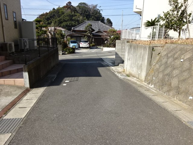 前面は幅員4ｍの私道。　【建築条件なし】建築しやすい高台の整形地！　2階建ての住宅から眺める眺望は日々の疲れを癒します♪　閑静な住宅地に付き子育て環境も良好です！　長浦駅まで徒歩約5分でアクセス便利！