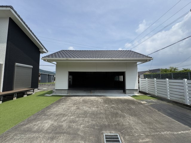 約3台駐車可能な車庫付き♪　※画像には一部変更を加えている場合があります。