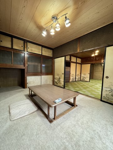 落ち着いた雰囲気の和室が写っています