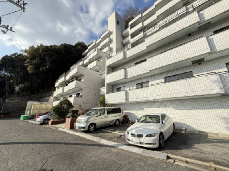 敷地内に駐車スペースを確保しており、日々の車の利用もスムーズです。建物に近いため、荷物の出し入れもしやすく利便性の高い配置です。来客時や生活スタイルに合わせた使い方ができる点も魅力です。