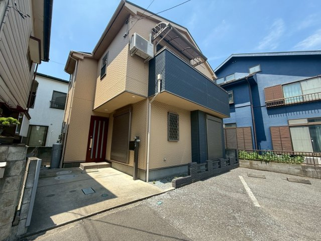 南東向きで陽当り良好！3LDK＋WIC！キッチン・洗面・浴室がまとまった水回り動線で、家事の移動もスムーズです！リビングを通って階段を上がる間取りで、自然と家族が顔を合わせる機会が増えます。