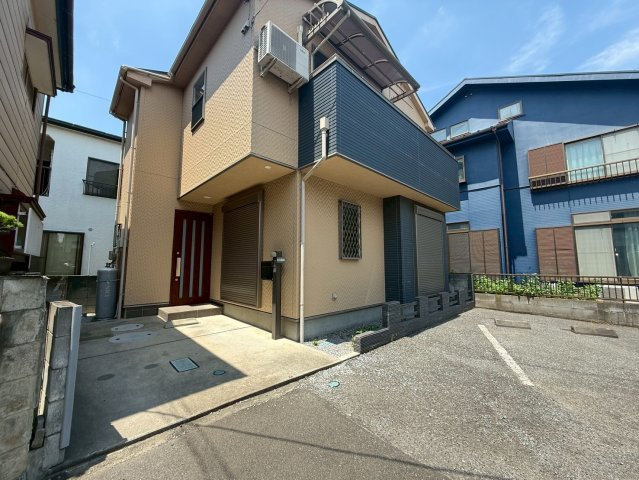 南東向きで陽当り良好！3LDK＋WIC！キッチン・洗面・浴室がまとまった水回り動線で、家事の移動もスムーズです！リビングを通って階段を上がる間取りで、自然と家族が顔を合わせる機会が増えます。