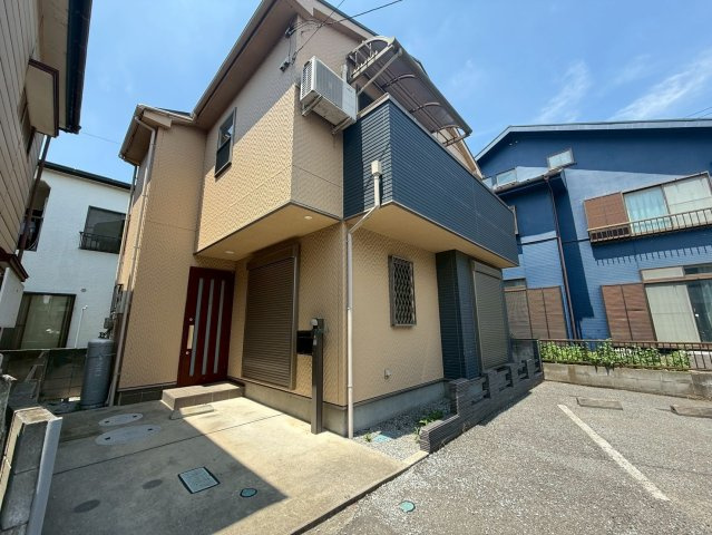 南東向きで陽当り良好！3LDK＋WIC！キッチン・洗面・浴室がまとまった水回り動線で、家事の移動もスムーズです！リビングを通って階段を上がる間取りで、自然と家族が顔を合わせる機会が増えます。