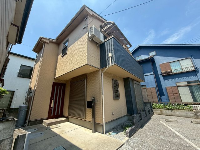南東向きで陽当り良好！3LDK＋WIC！キッチン・洗面・浴室がまとまった水回り動線で、家事の移動もスムーズです！リビングを通って階段を上がる間取りで、自然と家族が顔を合わせる機会が増えます。