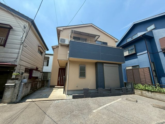 南東向きで陽当り良好！3LDK＋WIC！キッチン・洗面・浴室がまとまった水回り動線で、家事の移動もスムーズです！リビングを通って階段を上がる間取りで、自然と家族が顔を合わせる機会が増えます。