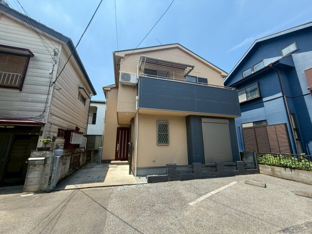 南東向きで陽当り良好！3LDK＋WIC！キッチン・洗面・浴室がまとまった水回り動線で、家事の移動もスムーズです！リビングを通って階段を上がる間取りで、自然と家族が顔を合わせる機会が増えます。