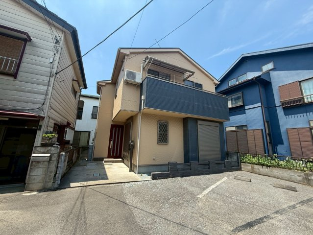 南東向きで陽当り良好！3LDK＋WIC！キッチン・洗面・浴室がまとまった水回り動線で、家事の移動もスムーズです！リビングを通って階段を上がる間取りで、自然と家族が顔を合わせる機会が増えます。