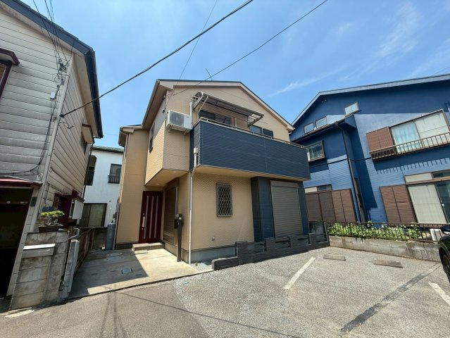 南東向きで陽当り良好！3LDK＋WIC！キッチン・洗面・浴室がまとまった水回り動線で、家事の移動もスムーズです！リビングを通って階段を上がる間取りで、自然と家族が顔を合わせる機会が増えます。