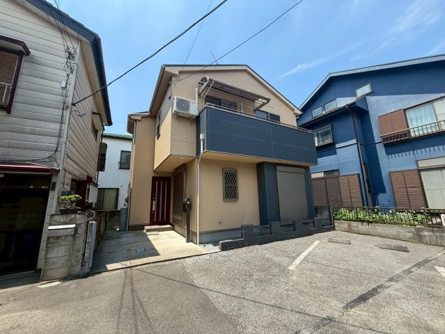 南東向きで陽当り良好！3LDK＋WIC！キッチン・洗面・浴室がまとまった水回り動線で、家事の移動もスムーズです！リビングを通って階段を上がる間取りで、自然と家族が顔を合わせる機会が増えます。