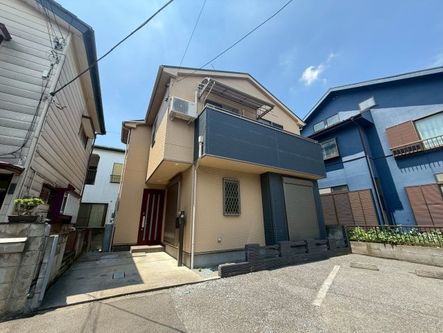 南東向きで陽当り良好！3LDK＋WIC！キッチン・洗面・浴室がまとまった水回り動線で、家事の移動もスムーズです！リビングを通って階段を上がる間取りで、自然と家族が顔を合わせる機会が増えます。