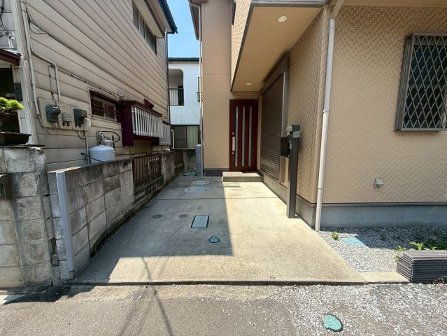 南東向きで陽当り良好！3LDK＋WIC！キッチン・洗面・浴室がまとまった水回り動線で、家事の移動もスムーズです！リビングを通って階段を上がる間取りで、自然と家族が顔を合わせる機会が増えます。