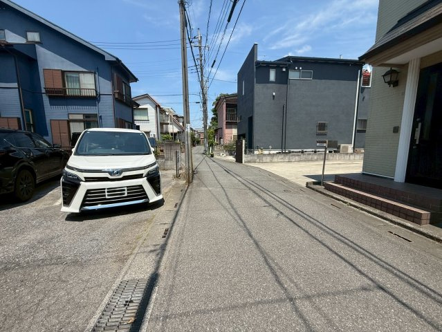 南東向きで陽当り良好！3LDK＋WIC！キッチン・洗面・浴室がまとまった水回り動線で、家事の移動もスムーズです！リビングを通って階段を上がる間取りで、自然と家族が顔を合わせる機会が増えます。