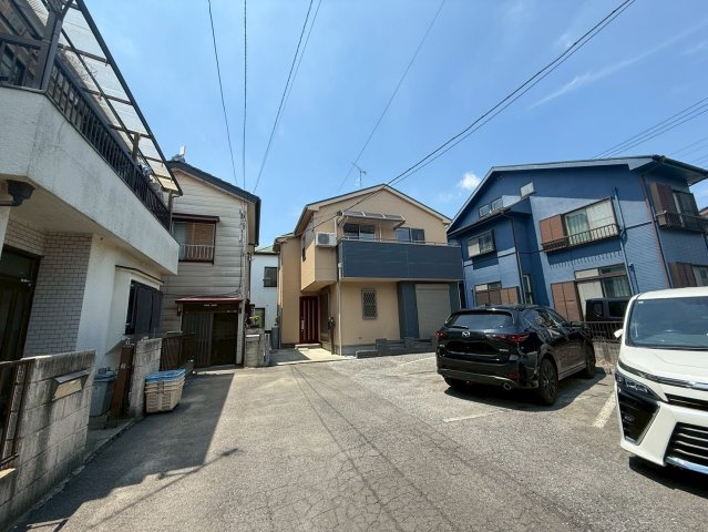 南東向きで陽当り良好！3LDK＋WIC！キッチン・洗面・浴室がまとまった水回り動線で、家事の移動もスムーズです！リビングを通って階段を上がる間取りで、自然と家族が顔を合わせる機会が増えます。
