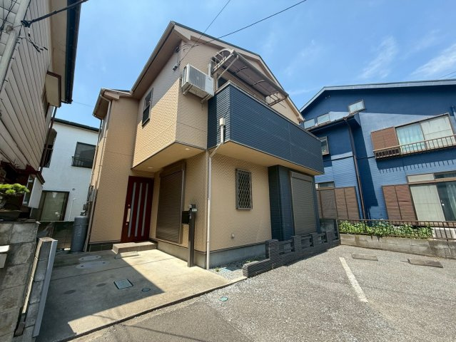 南東向きで陽当り良好！3LDK＋WIC！キッチン・洗面・浴室がまとまった水回り動線で、家事の移動もスムーズです！リビングを通って階段を上がる間取りで、自然と家族が顔を合わせる機会が増えます。