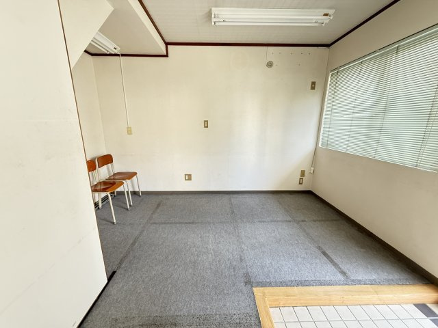 大きな窓から自然光が入り、明るく開放的な玄関スペースです。広さがしっかりあり、待合スペースとしても利用しやすい造り。シンプルな内装で、事務所・店舗・習い事の受付など多様な用途に対応できます。
