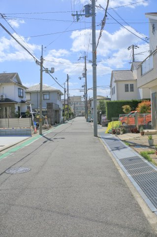 前面道路幅員は約5.2ｍと広く開放感がございます！