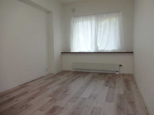 落ち着いた色調の洋室です