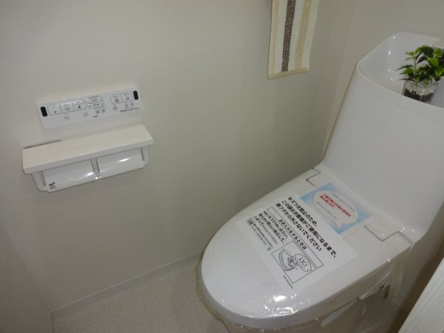 落ち着いた色調のトイレです