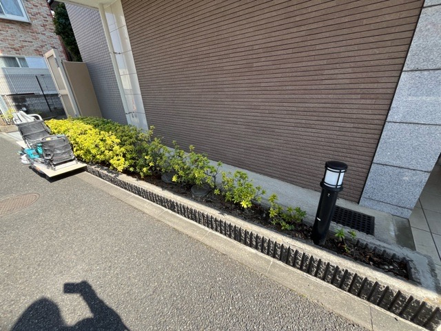 物件によっては、入居者が個人的に使用できる専用庭がついているものもあります。また、住宅の中にある土間の部分を庭と呼ぶこともあります。庭の用途は住む人によって変わり、それによってデザインもさまざまです。