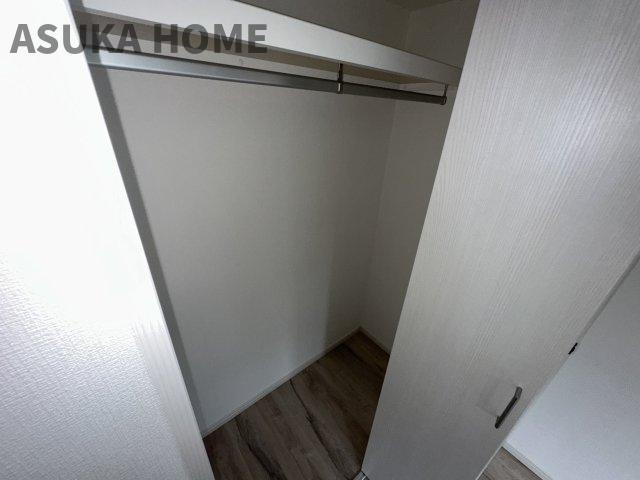 クローゼットがあるとお部屋が片付けやすく広く使えますね。