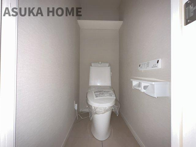 新規交換済！温水洗浄便座のトイレ設備です。トイレ上部には収納スペースもあり使いやすそうです。