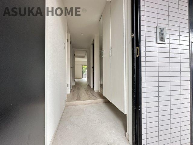 白を基調とした明るい玄関です。玄関横のミラー付きシューズボックスも嬉しい設備です。