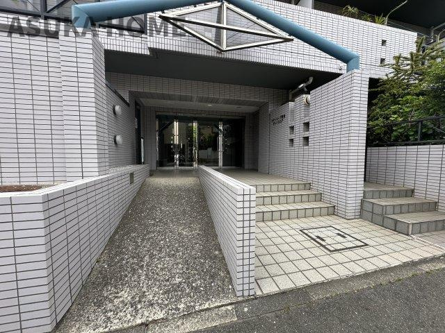 エントランスはスロープ付きなので、ベビーカーなどもスムーズです。