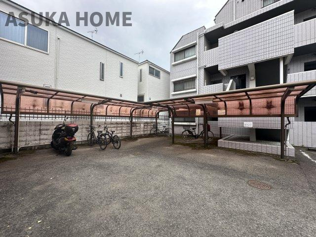 屋根付きのバイク置場と駐輪スペースを完備。空き状況はその都度確認いたしますのでお気軽にお聞きください
