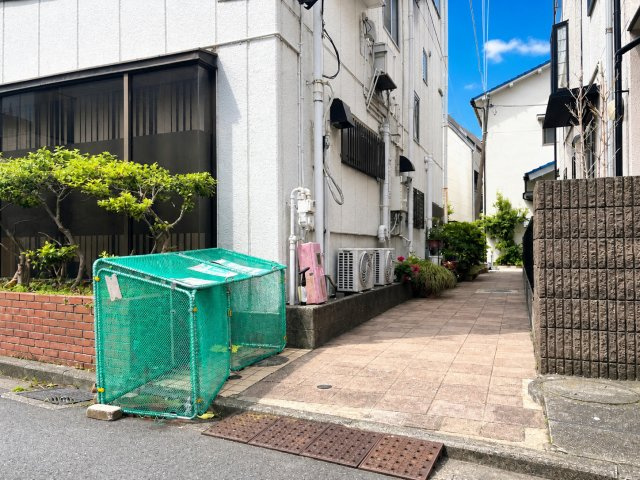 前面道路は閑静な住宅地。車通りの少ない道路です。お子様にも安心です。