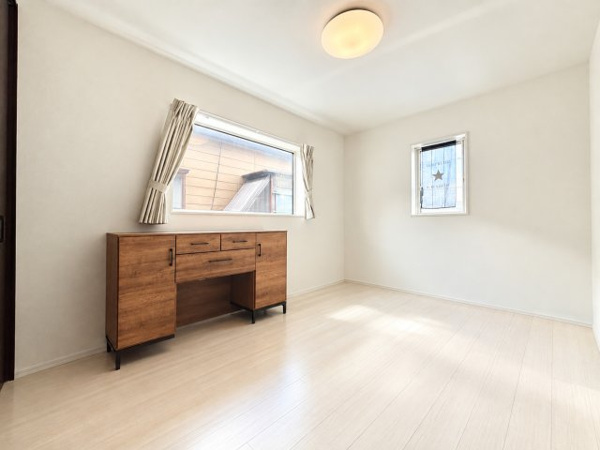 【松浜東町 2580万円の洋室】
