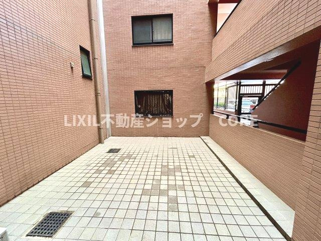 建物や壁に囲まれた外部空間で、採光・通風の確保、防犯性の向上といったメリットもございます。